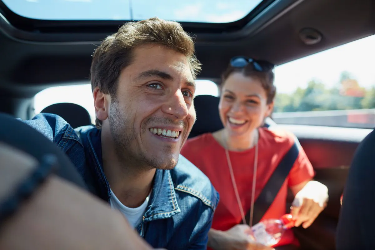 El fútbol, el tema de conversación del que menos cambian de opinión los españoles cuando viajan en coche compartido, y la economía, del que menos hablan